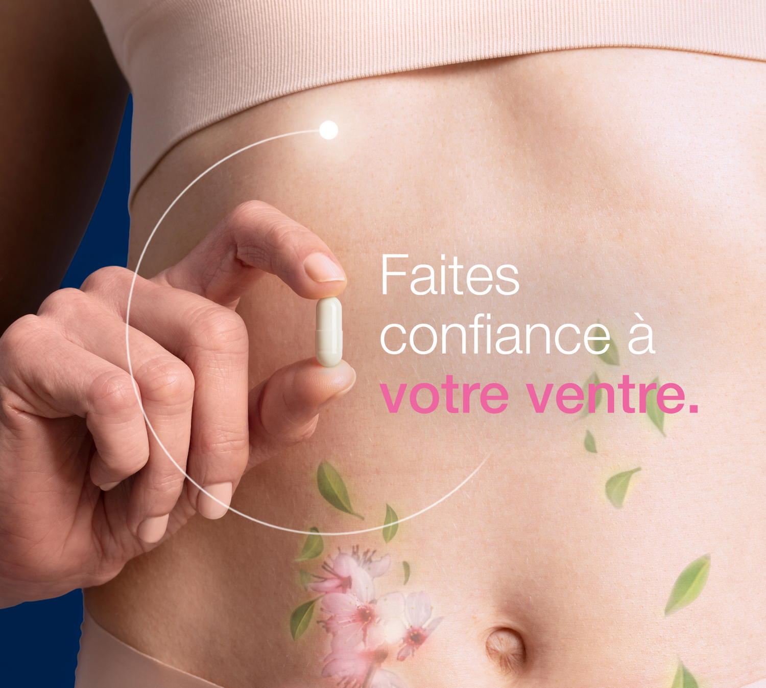 Une femme tenant un complément à côté de son abdomen, tandis que des fleurs commencent à s’épanouir de son ventre.